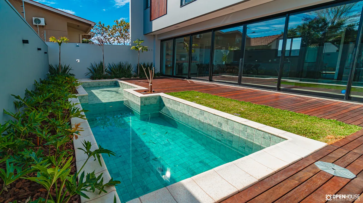 Piscina vista no sentido do comprimento, com a área rasa contígua em cota mais alta