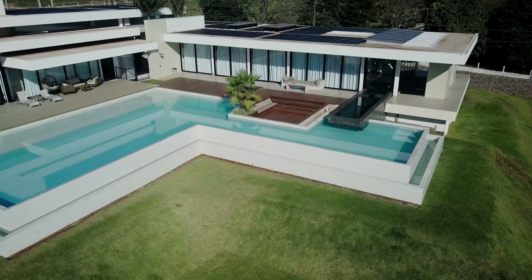 Detalhe da borda infinita da piscina com espelho d'água alinhado ao horizonte