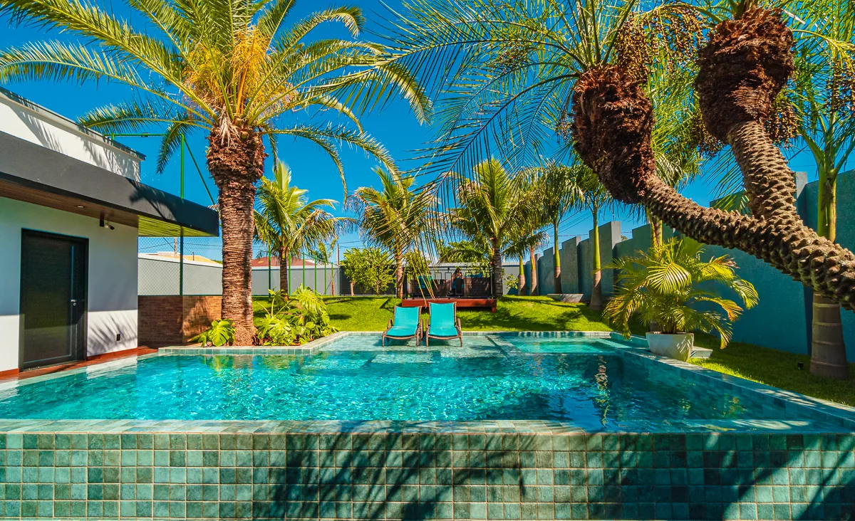 Spa contíguo em cota superior transbordando para a lâmina principal da piscina