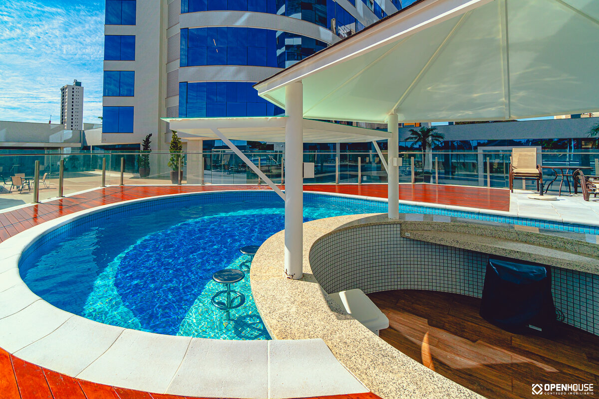 Área coberta junto à água, com bancada curva e assentos voltados para a piscina