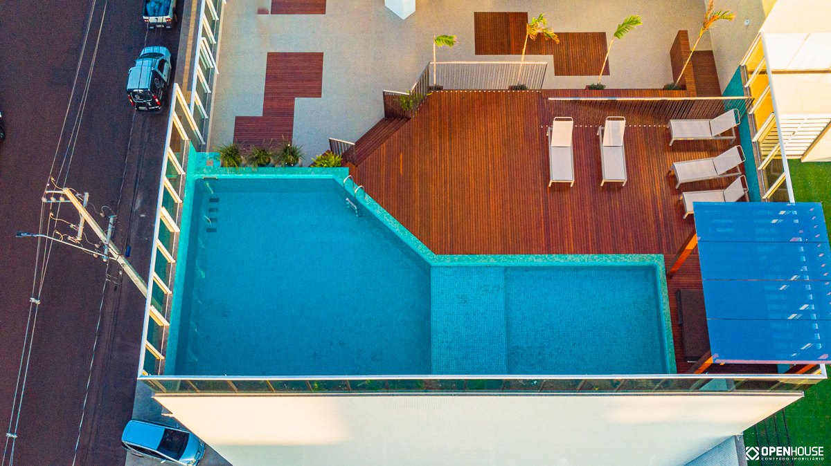 Vista aérea do pavimento elevado do edifício, com a piscina inserida na composição da torre
