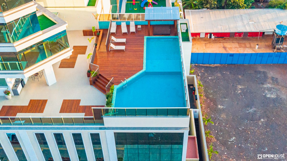 Vista aérea do conjunto do edifício, com a área de lazer aquática no pavimento elevado
