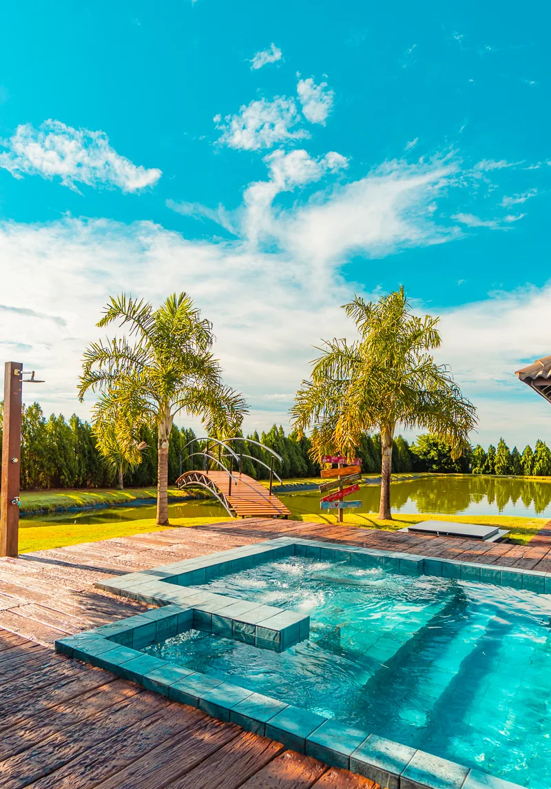 Vista panorâmica da sede com a piscina e a hidromassagem integradas ao deck